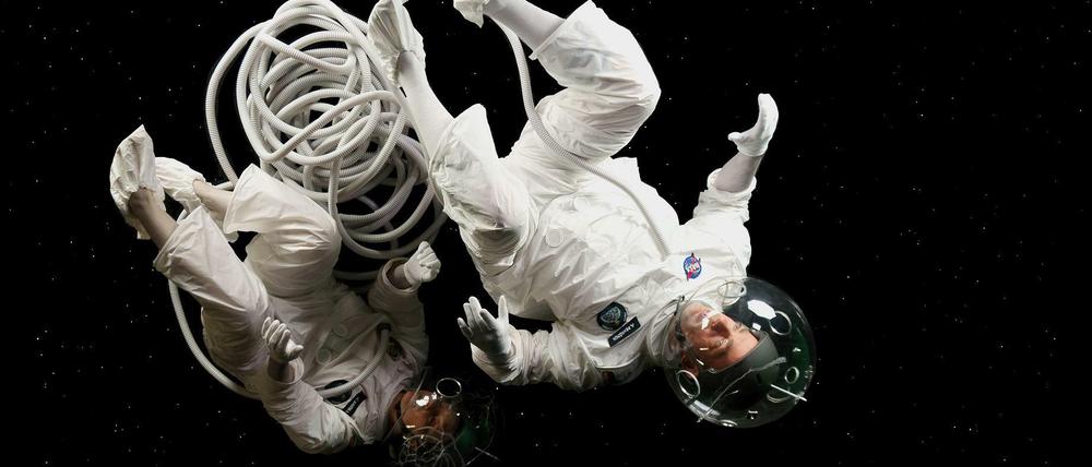 Sie will Gefühle, er "Star Wars". Die Schauspieler Juliana Saiska (l.) und Alexander Schröder (r.) als Kosmonaut und Astronaut im Stück "Satellites".