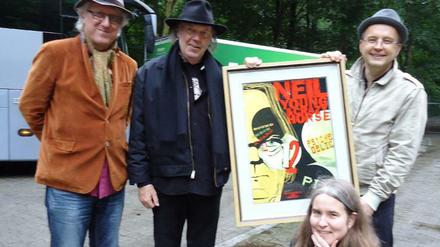 Preisträger und Gratulanten: Peter Radszuhn, Neil Young, Andreas Müller und Nadine Lange.