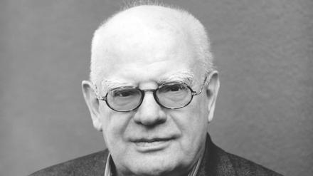 Der Berliner Schriftsteller Hans Joachim Schädlich. Er wurde 1935 geboren.