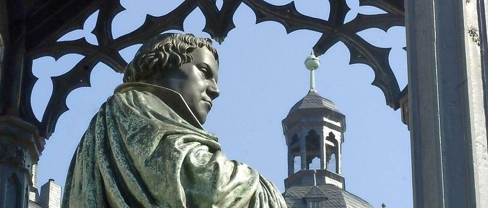 Das Luther-Denkmal in Wittenberg, zu dem Schinkel Sockel und, im Hintergrund, Baldachin beisteuerte.