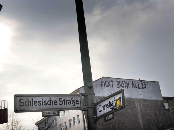 Berliner Freundlichkeit. Vor einigen Jahren tauchte der Schriftzug "Fickt eusch allee" auf einer Kreuzberger Brandmauer auf.