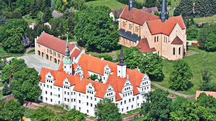 Das Doberluger Schloss und das dazugehörige Kloster mit der Kirche St. Marien, links vor dem Schloss das Refektorium. Zustand nach dem Restaurierung 2012.