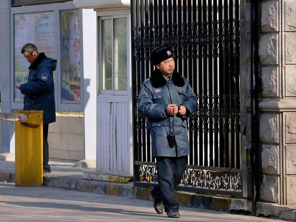 Hausarrest. Beamte bewachen das Haus, in dem Liu Xia, die Frau des inhaftierten Nobelpreisträgers Liu Xiaobo, seit zwei Jahren ohne Telefon- und Internetanschluss lebt.