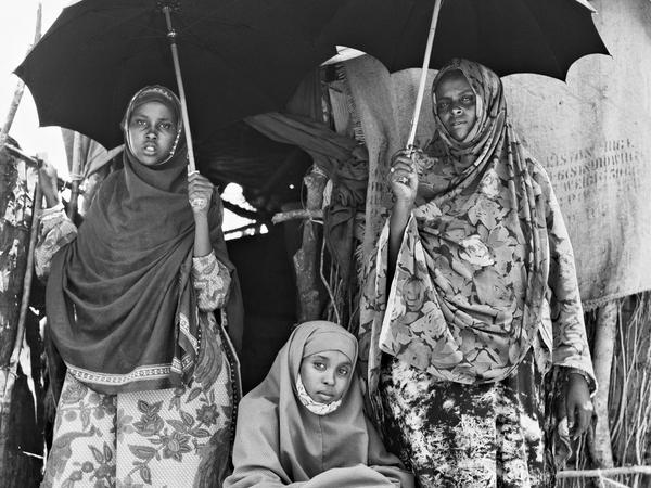 Einander ein Halt. Die Somalierinnen Shamso, Zahara und Alima 1994 in einem Flüchtlingscamp im kenianischen Liboi.