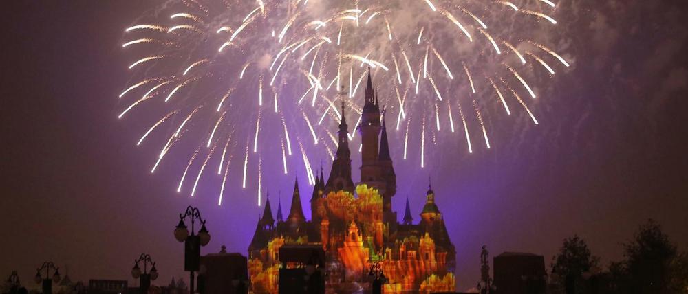 Feuerwerk über dem Shanghai Disney Resort