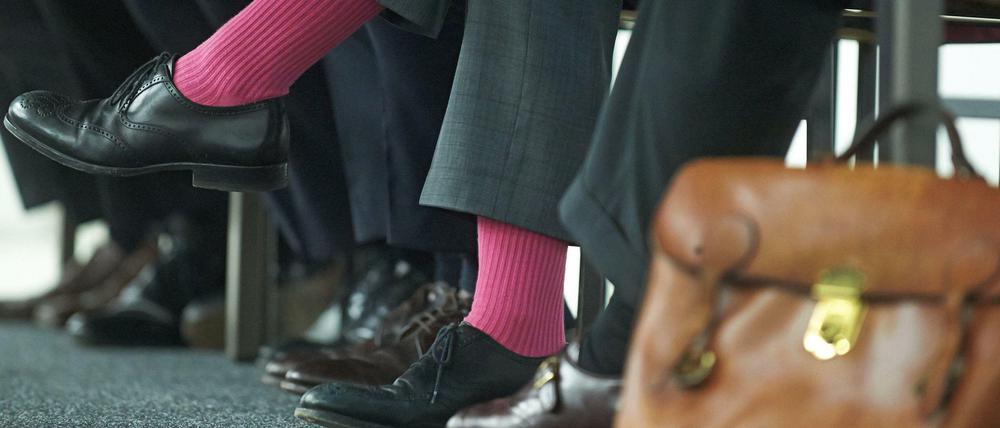 Wer einen exklusiven Manager-Mali erhält, muss zur besseren Unterscheidung ab sofort peinliche rosa Socken tragen. Top-Manager dagegen haben bei der Sockenfarbe weiterhin die freie Wahl.