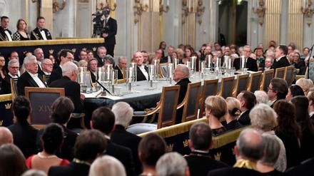 Mitglieder der Schwedischen Akademie sitzen auf der jährlichen Hauptversammlung im Gebäude der Alten Börse in Stockholm.