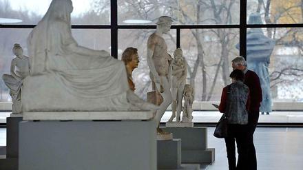 Blick in die Neue Nationalgalerie, wo zur Zeit Skulpturen aus der Friedrichswerderschen Kirche ausgestellt werden.