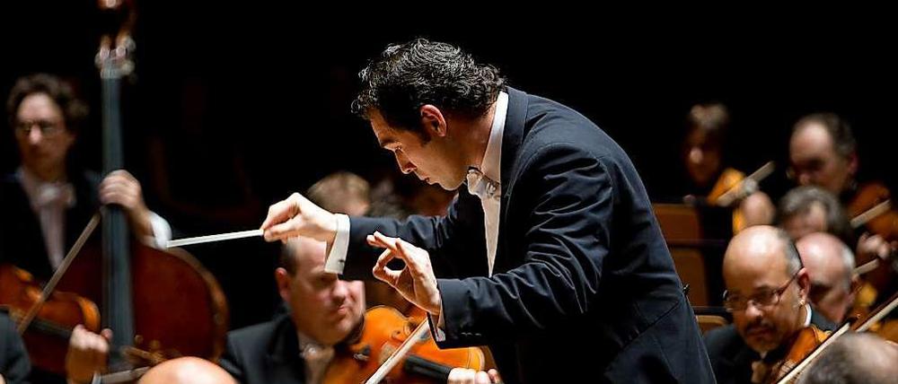 Tugan Sokhiev dirigiert sein Orchestre National du Capitole de Toulouse auf einer Tournee.