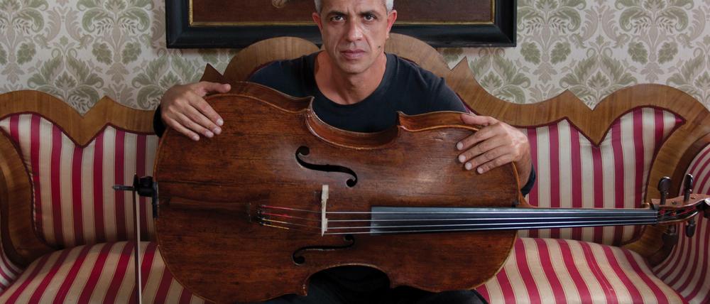 Sein Cello singt und flüstert. Der Italiener Giovanni Solima, 54.