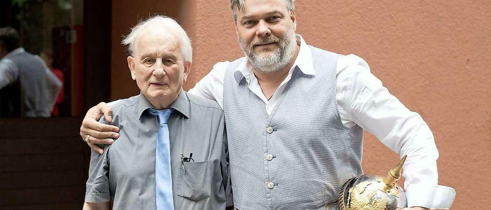 Die Besten der Besten. Dramatiker Rolf Hochhuth (links) und "Sommer 14"-Regisseur Torsten Münchow mit Weltkriegs-Pickel.