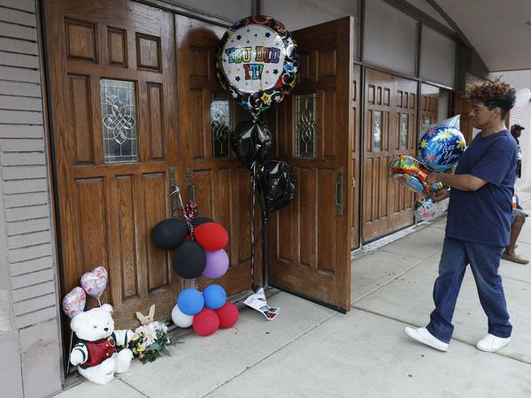 Vor der Tür der New Bethel Baptist Church in Detroit, wo Aretha Franklins Vater Pastor war, trauern die Menschen um die "Queen of Soul" 