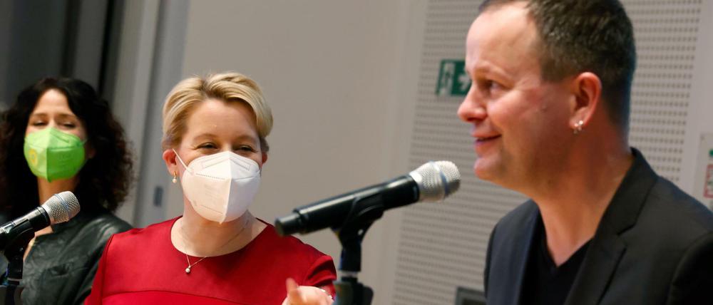 Klaus Lederer am Montag neben Bettina Jarasch (links) und Franziska Giffey bei der Vorstellung des Koalitionsvertrags