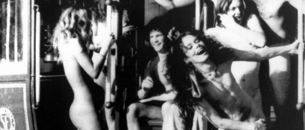 Nackt und unbeschwert. Hippies in einem Cablecar in San Francisco, wo sie vor 50 Jahren den «Summer of Love» feierten.
