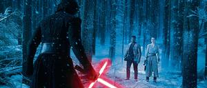 Rekordbrecher "Star Wars - Das Erwachen der Macht". Filmszene mit Adam Driver (l), John Boyega und Daisy Ridley. 