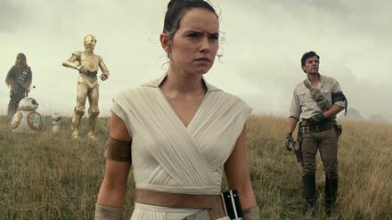 Alle wieder da. An der Seite von Rey (Daisy Ridley, Mitte) kämpfen Chewbacca (Joonas Suotamo, v.l.), BB-8, D-O, Poe Dameron (Oscar Isaac) und Finn (John Boyega). 