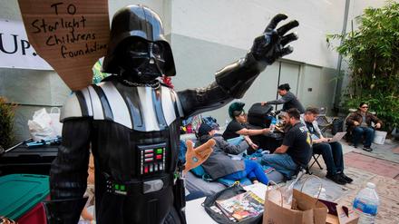 Star Wars-Fans campen in Hollywood vor dem TLC Chinese Theater, in freudiger Erwartung des 9. Teils der Weltraumsaga.