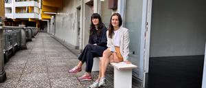 Melissa Canbaz und Mihaela Chiriac vor ihrem Künstler-Projektraum Stations in Berlin-Kreuzberg.
