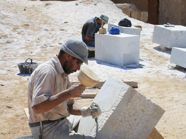 Steinmetzarbeiten für die Sicherung von Basilika A in Resafa, Syrien. Steinmetze sollen jetzt vom Deutschen Archäologischen Institut auch in Umm Qais (Jordanien) und Baalbek (Libanon) ausgebildet werden.