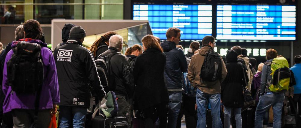 Fahrgäste in einer Warteschlange auf dem Hauptbahnhof in Berlin.