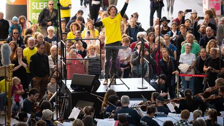 Neue Wege, neues Publikum. Robin Ticciati dirigiert das DOS als Symphonic Mob im September 2019 auf der Piazza der Mall of Berlin.