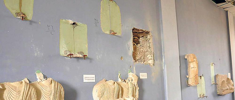 Spuren der Zerstörung. Blick ins Nationalmuseum von Palmyra nach den Attacken des Islamischen Staats.)