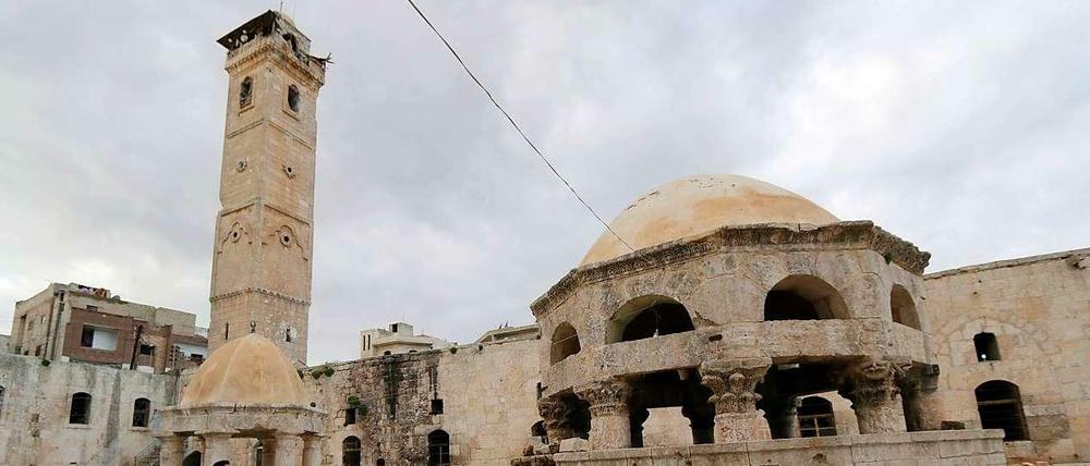 Die Große Moschee von Maaret al-Naaman in der Provinz Idlib im Norden Syriens. Dieser Ort ist seit zwei Jahren in der Hand der bewaffneten Opposition. Die Moschee wurde bei Bombardierungen beschädigt. In der Stadt schützen aber die Regierungsgegner das örtliche Museum, das in ganz Syrien für seine Mosaike berühmt ist. 