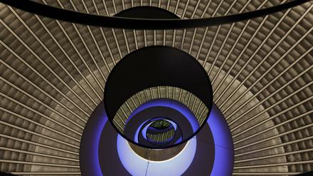 Kreiselnde Kuppel. Blick in Rebecca Horns Spiegel-Installation "Glowing Core" (2006/2018), die die Kuppel der St. Hedwigs-Kathedrale reflektiert.