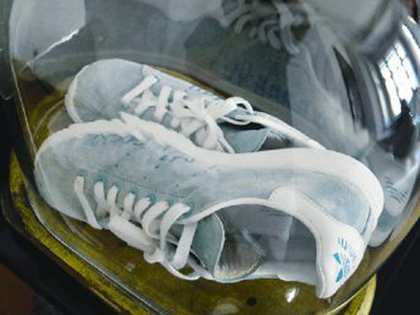 Die himmelblauen Sneakers sind von Carsten Fock gestaltet.