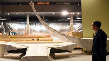 Letzte Vorbereitungen für den Umzug. In Dahlem werden die Langboote und Pfahlbauten des Ethnologischen Museums in Kisten gepackt. 