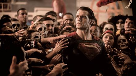 Der Superhero von Mexiko. Henry Cavill macht als Superman in einer Filmszene Station in Mittelamerika.