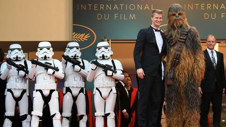 Storm Trooper auf dem roten Teppich. Joonas Suotamo (links) posiert mit Chewbacca und Woody Harrelson.