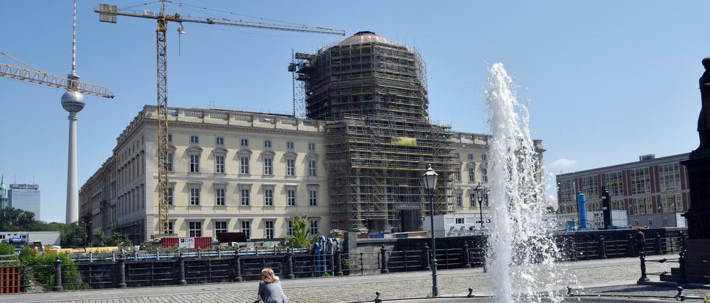 Gut Ding will Weile haben - und Geld: Das Berliner Schloss bleibt noch eine Weile "verhüllt".  