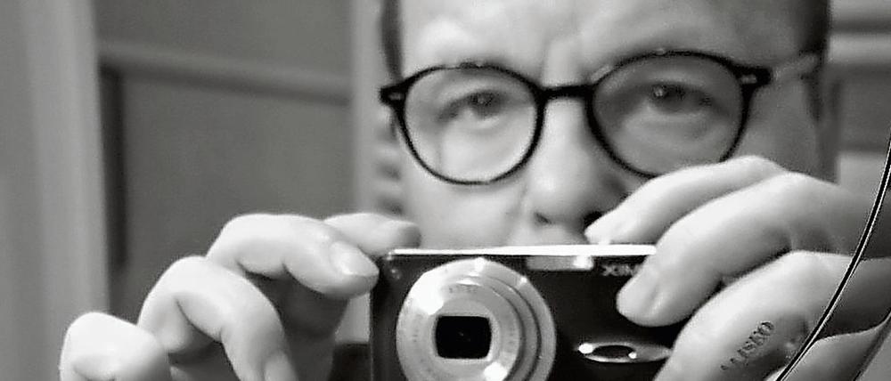 Selbstportrait Michael Rutschkys vor einem Spiegel