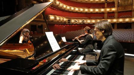 Mitglieder des Bayerischen Staatsorchesters spielen Rachmaninow: (v.l.) Hanna Asieieva, Darima Tcyrempilova und Dmitry Mayboroda.
