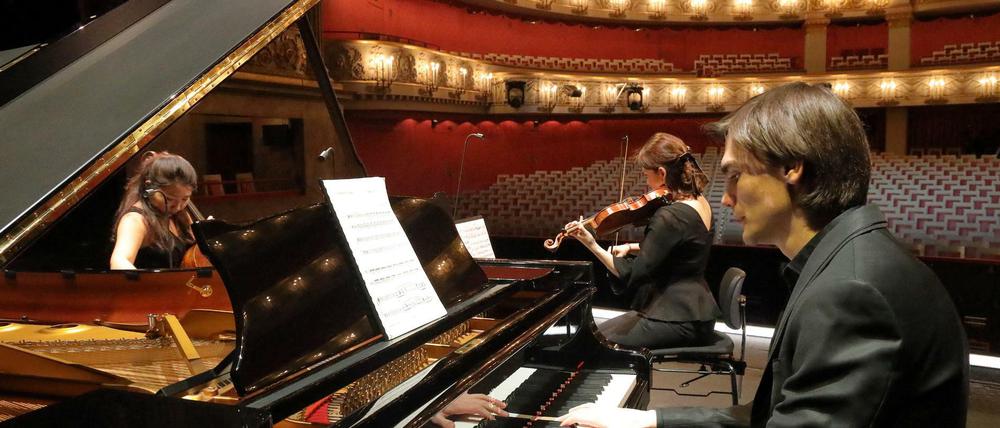Mitglieder des Bayerischen Staatsorchesters spielen Rachmaninow: (v.l.) Hanna Asieieva, Darima Tcyrempilova und Dmitry Mayboroda.