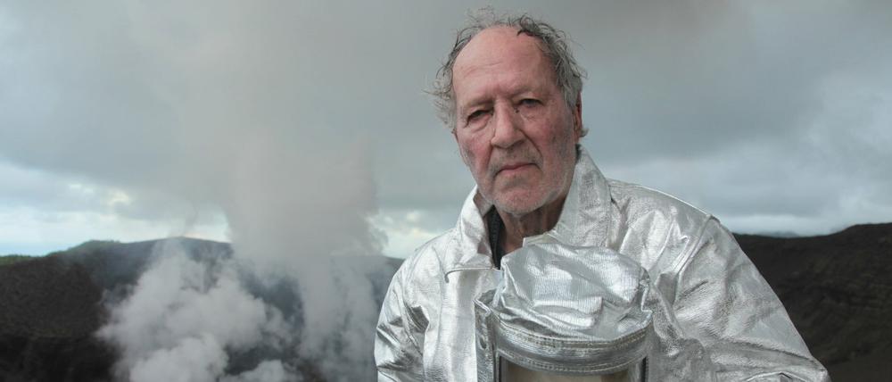 Werner Herzog bei den Dreharbeiten zu seinem Vulkan-Dokumentarfilm "Into the Inferno" von 2016. 