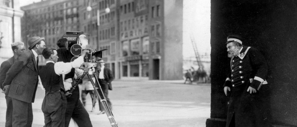 Am Set zum Ufa-Film "Der letzte Mann" von 1924. Regie führte Friedrich Wilhelm Murnau.