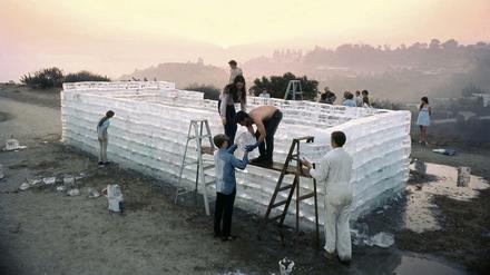 Back to the Sixties. Vor bald 50 Jahren ließ Alan Kaprow seine Eisblock in Pasadena bauen. Ein halbes Jahrhundert später wird das Ur-Happening in Berlin auf der Terrasse der Neuen Nationalgalerie wiederholt. 
