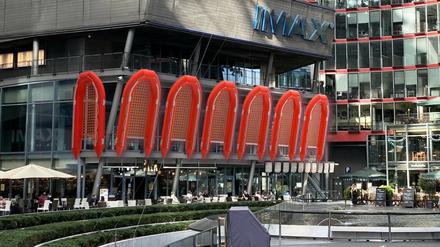 Ein Entwurf der Kunstinstallation von Ai Weiwei an der Fassade des ehemaligen Cinestar-Kinos.