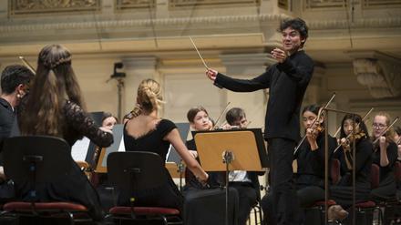Elias Grandy dirigiert das Bundesjugendorchester im Konzerthaus.