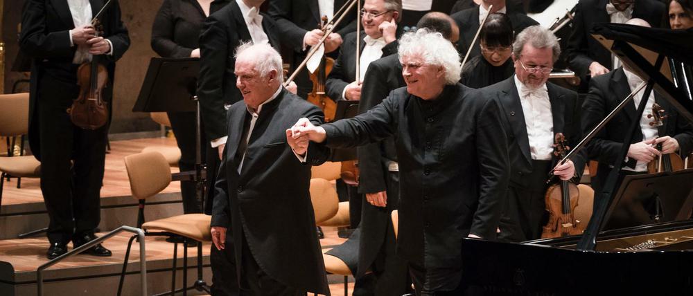 Daniel Barenboim (li.) und Sir Simon Rattle beim gemeinsamen Auftritt in der Philharmonie.