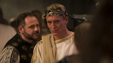 Szene aus dem Roehler-Film "Herrliche Zeiten": Claus (Oliver Masucci, re.) und sein Sklave Bartos (Samuel Finzi) auf einer Togaparty.