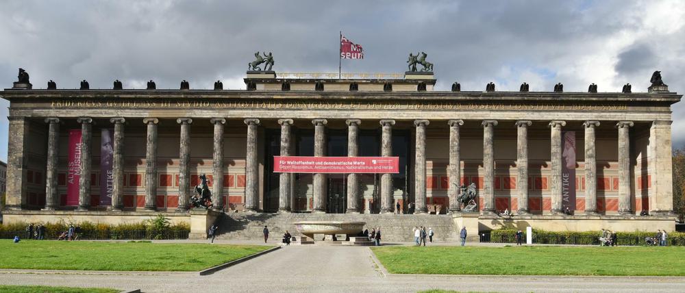 Vandalismus und Missmanagement. Das Alte Museum an der Berliner Museumsinsel. Die Granitschale davor wurde beschmiert. 