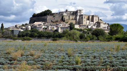 Lavendeltraum. Ansicht von Grignan, dem südfranzösischen Dorf, in dem Phillippe Jaccottet zu Hause war.
