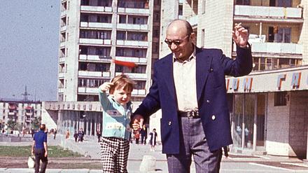 Der Autor und sein Großvater irgendwann in den achtziger Jahren vor den Plattenbauten von Charkiw.