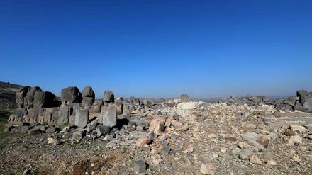 Der Tempel von Ain Dara in der Region Afrin aus der Zeit der Hethiter am 29. Januar 2018 nach einem mutmaßlichen türkischen Luftangriff. Die dunklen Steine links im Bild sind noch im Originalzustand, die hellen Steine zeigen die Zerstörung der Mauern.