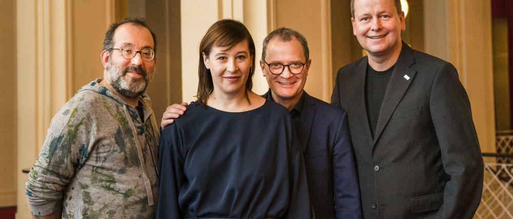 Das Leitungsteam der Komischen Oper - Intendant Barrie Kosky, Geschäftsführerin Susanne Moser, Operndirektor Philip Bröking - sowie Kultursenator Klaus Lederer