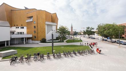 Mehr Platz für Flaneure und Fahrräder. Der neue Philharmonie-Vorplatz auf der Tiergartenseite.