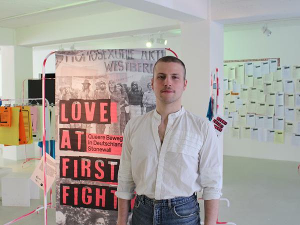 Justzs Heitzelmann vom Schwulen Museum Berlin stellt die Ausstellung "Love at first sight" vor.